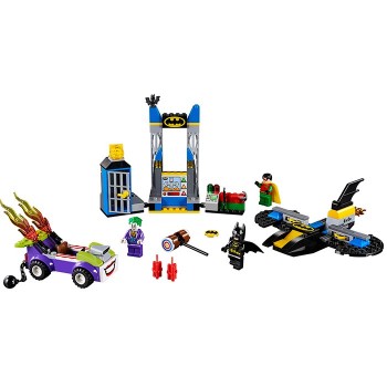 Atacul lui Joker in Batcave (10753)